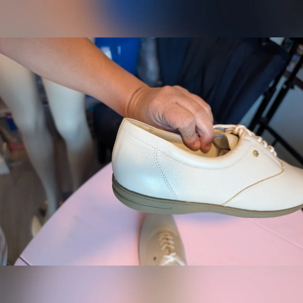 easy Spirit Cream Colored Loafers/Sneakers‎ Women's Cream Lace-Up Size 9